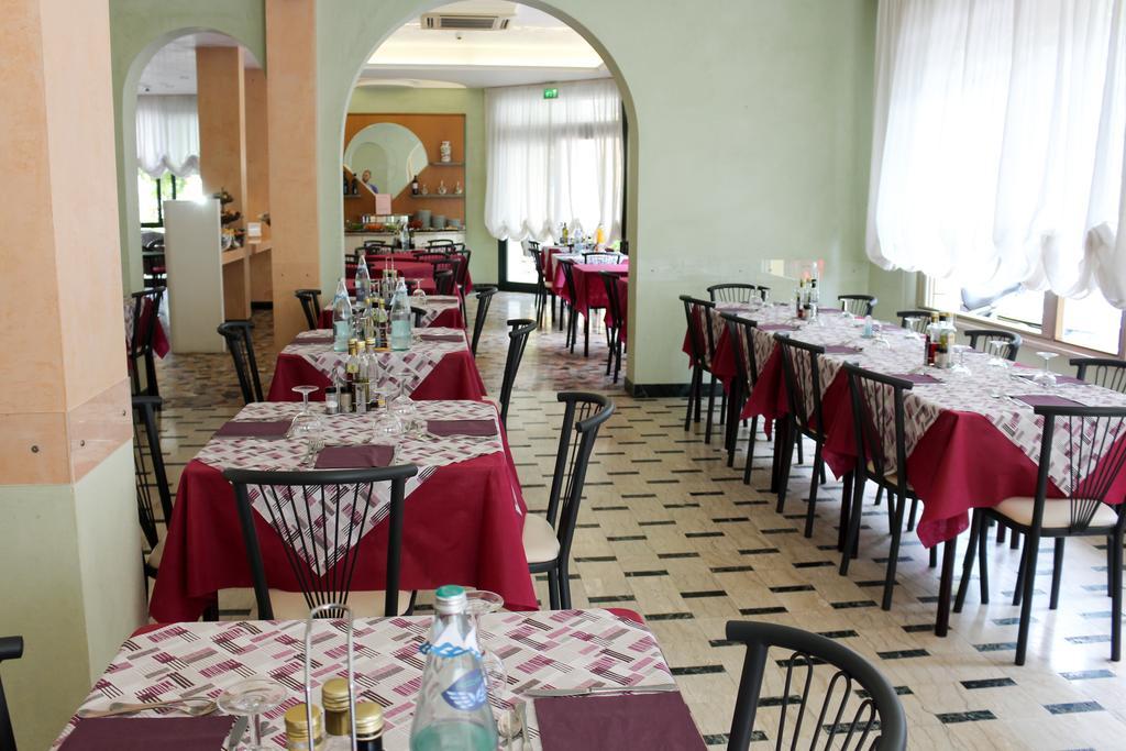 Hotel Buda ベラーリア・イジェア・マリーナ エクステリア 写真