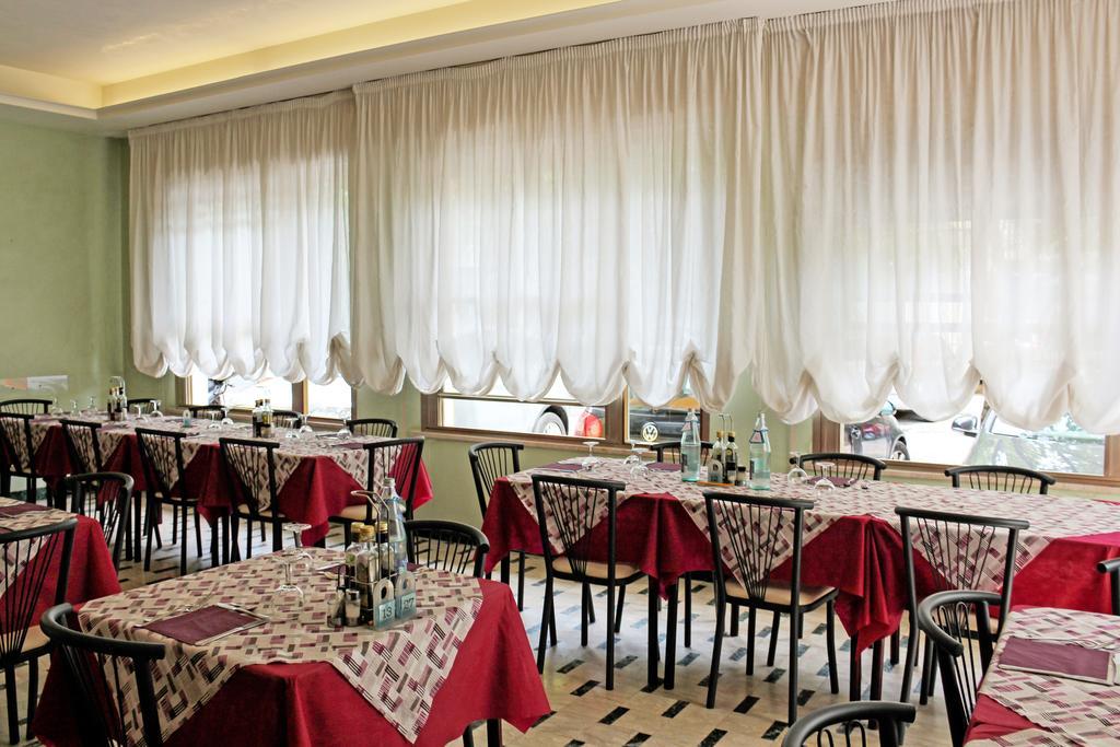 Hotel Buda ベラーリア・イジェア・マリーナ エクステリア 写真