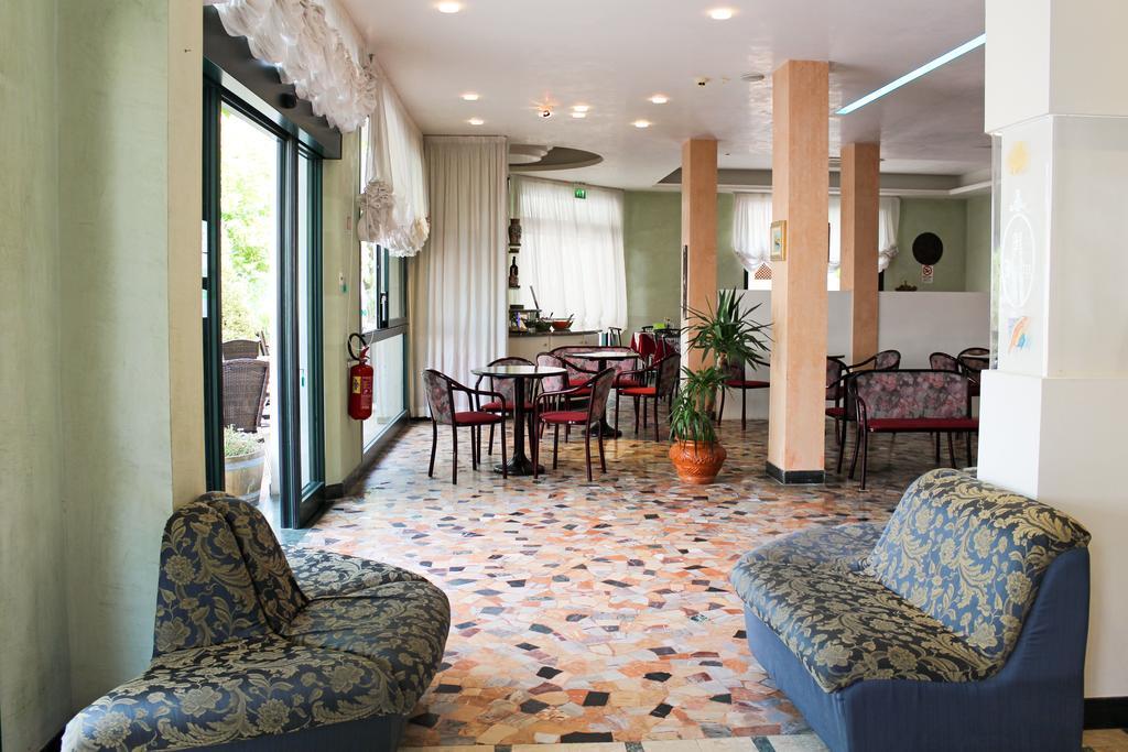 Hotel Buda ベラーリア・イジェア・マリーナ エクステリア 写真